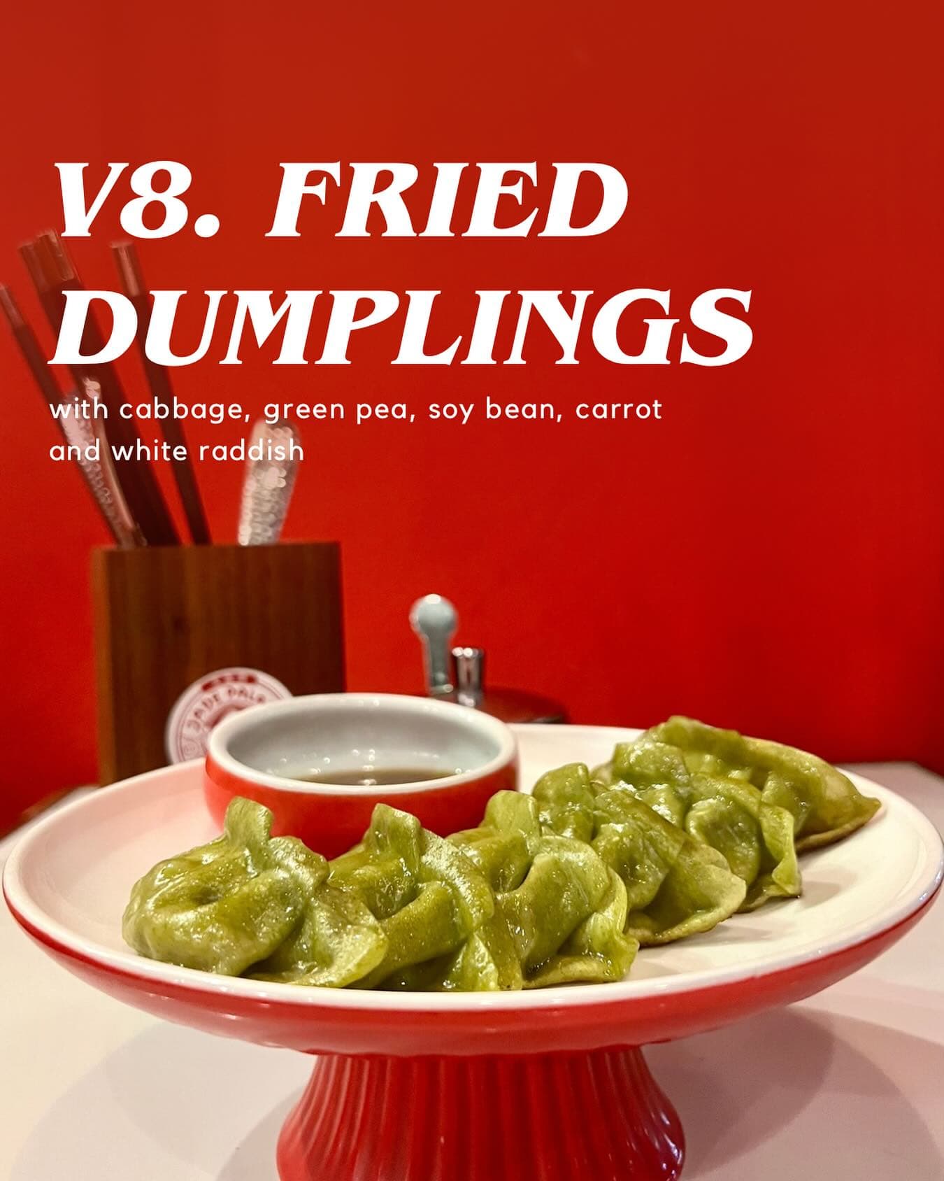 V8. Gebratene Dumplings mit Kohl, grüner Erbse, Sojabohne, Karotte und weißem Rettich