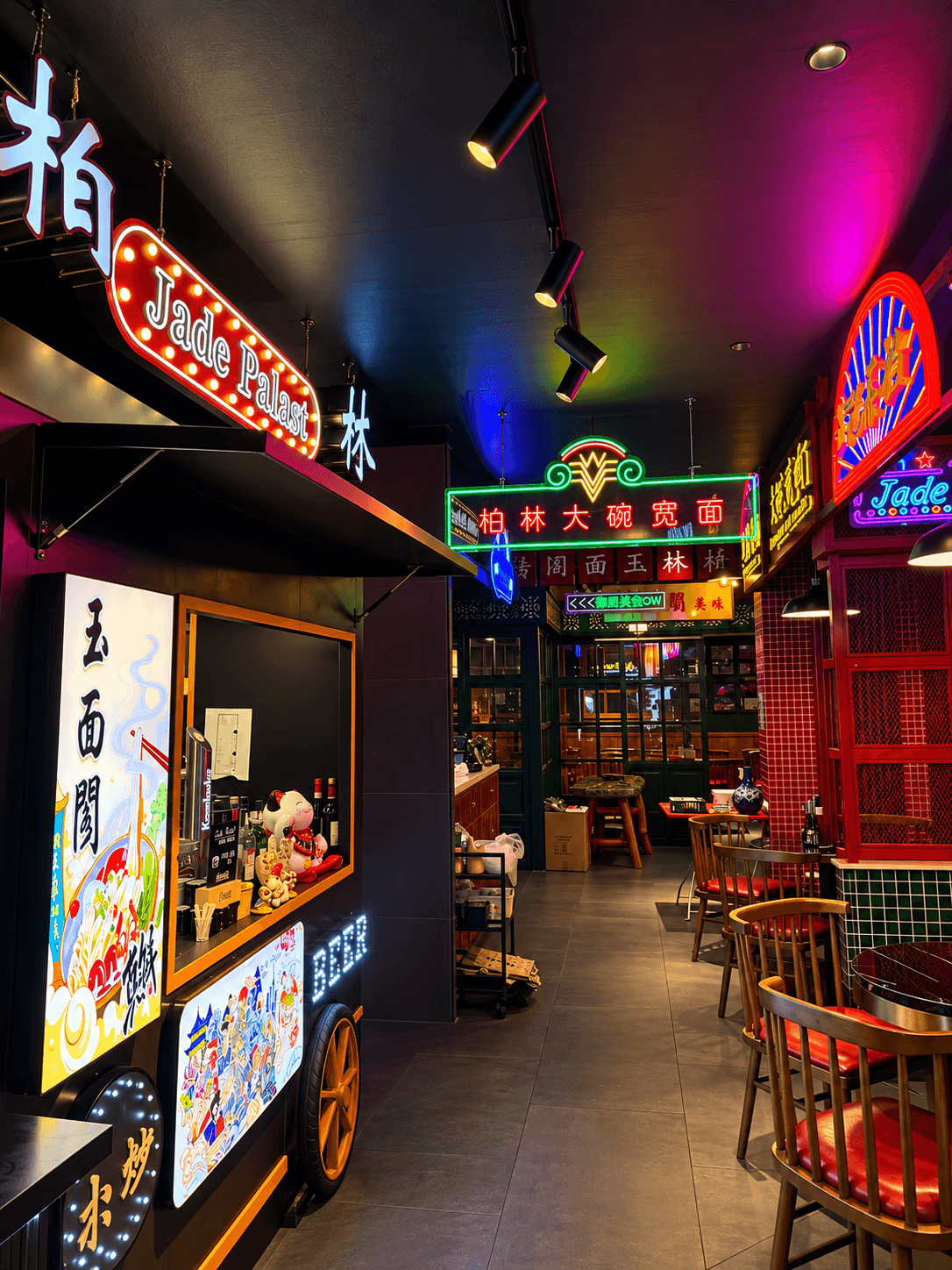 Neonbeleuchtetes Jade Palast Interieur mit roter Leuchtreklame und chinesischer Schriftzeichen-Neonbeschilderung