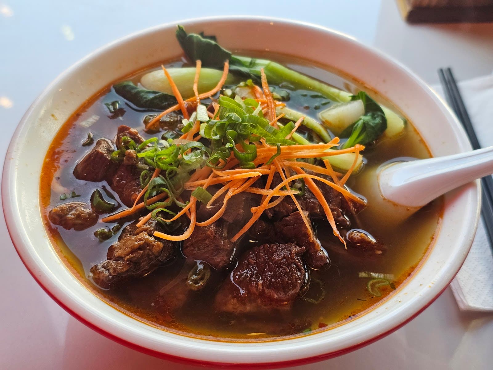 Rinder-Nudelsuppe mit Pak Choi, Karotte und Frühlingszwiebel