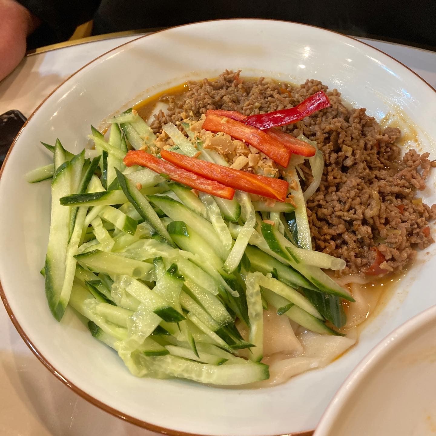 Nahaufnahme kalter Nudeln mit Hackfleisch, Gurke und Paprika