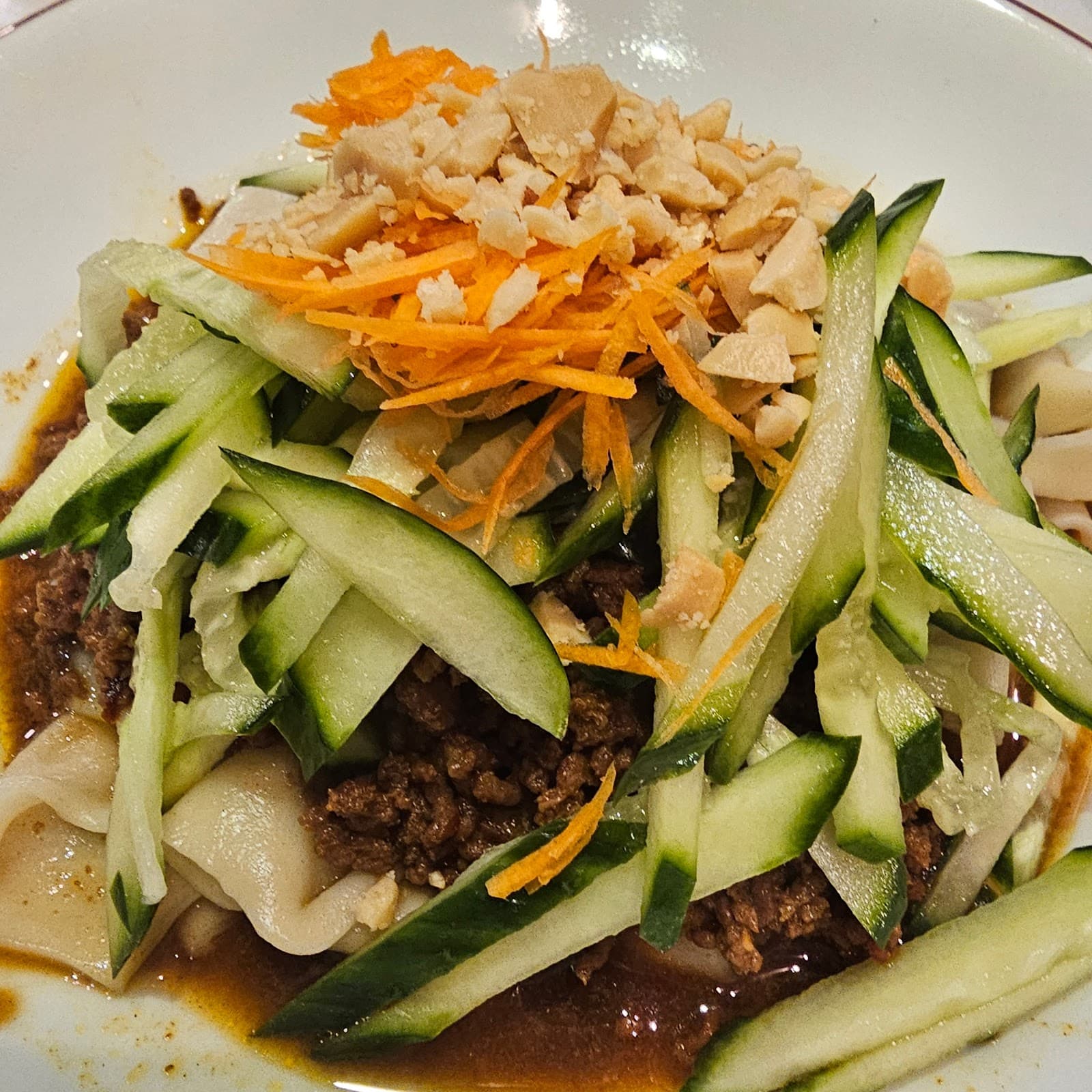 Kalte Nudeln mit Hackfleisch, Gurke und Karotte