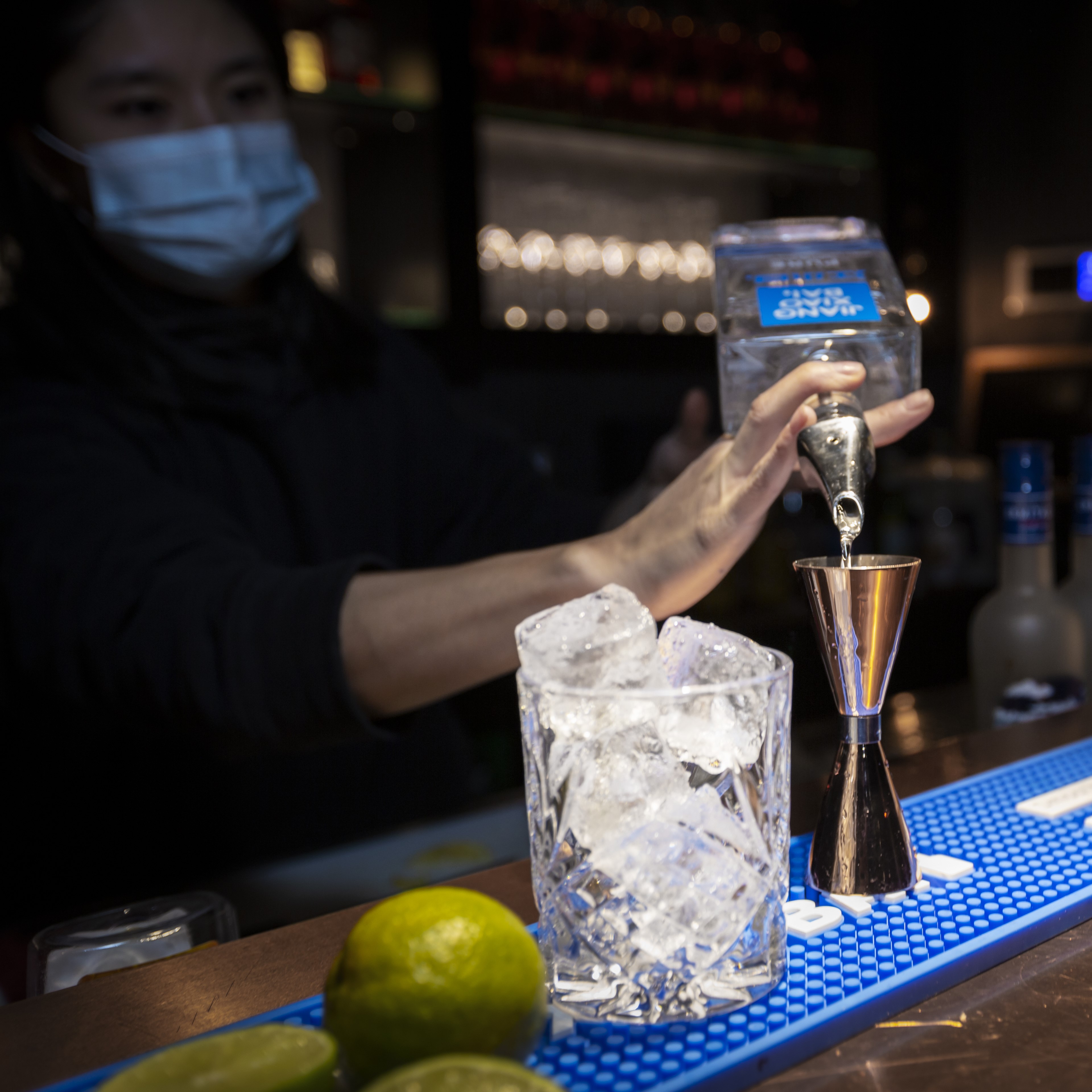 Barmann beim Mixen von alkoholischen Getrnken.