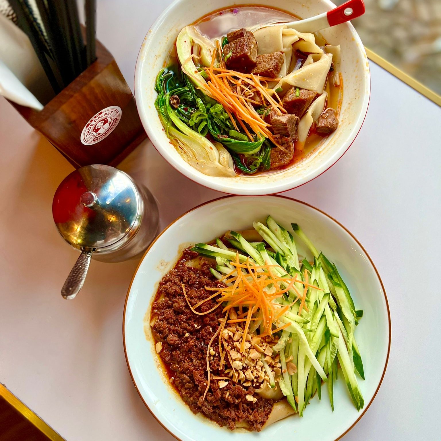 Zwei verschiedene Gerichte zum essen das vordere ist mit Rindfleisch das hintere mit Tofu